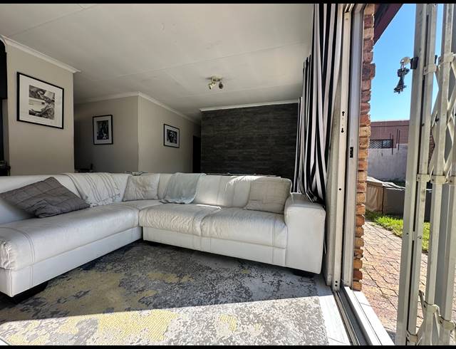 3 BEDROOM SIMPLEX FOR SALE IN HALFWAY HOUSE